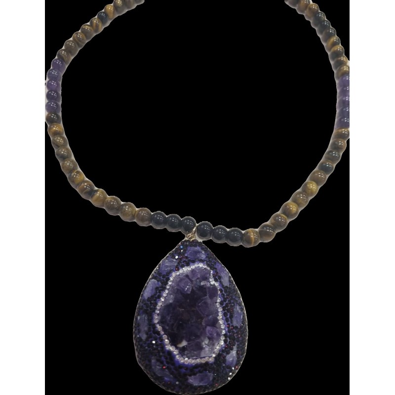 Collana con perle di occhio di tigre e pendente di ametista grezza