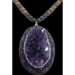 Collana con perle di occhio di tigre e pendente di ametista grezza